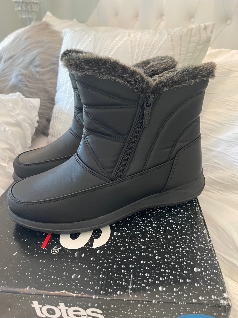 totes Black Dalia Faux-Fur Lined Winter Zip Ankle Boots, size 9.5